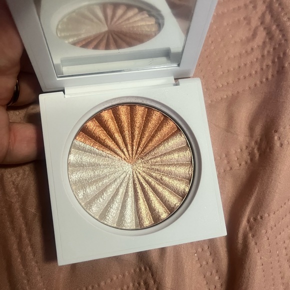 Ofra nikkietutorials collab 
Highlighter ever glow - Picture 1 of 4